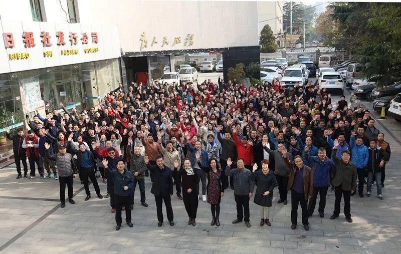 记者：巴萨国王杯出局后，拉波尔塔来到更衣室门口安慰球队