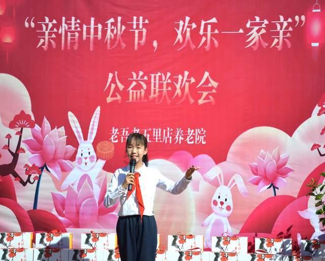 她坐火车去学校用介词怎么写？游戏画面