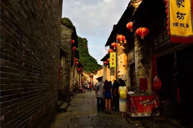 活久见！双头乌龟4根腿玩“漂移”，跑的真挺快！
